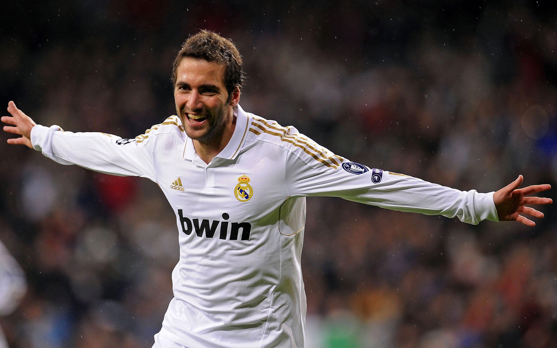 开云APP-赛场上球员们拼尽全力，呈现出极具观赏性的比赛，球员在赛场上挥洒的青春的汗水